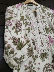 Women Floral Printed Cotton Kurta with Pants