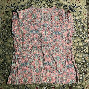 Abstract Short-sleeved top with a drawstring