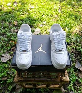 Nike Air Force 1 Triple White – Size 6