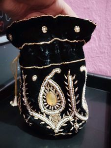 Black Colour Ka Purse Hai Shaadi Mein Jaane Wala P