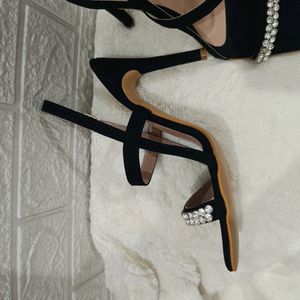 Elegant Black Heels with Rhinestone Detail