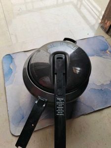 Hawkins Futura 5 Liter Pressure Cooker