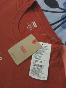 LEVI&#39;S Tshirt For Men (Size-M) New With tag
