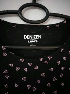Levi&#39;s Graphic Tee