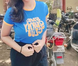 Max Graphic Crop Tee