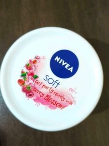 Nivea Soft Berry Blossom Cream