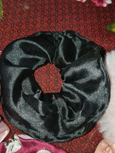 5 Beautiful Scrunchies on Sale