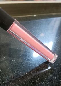 HUDA BEAUTY LIQUID LIPSTICK                               Shade - Gossip Gurl