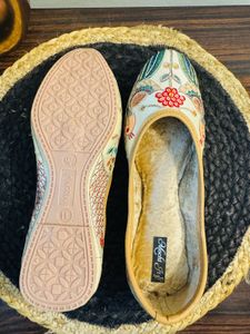 Embroidered Cream Juttis - Size 6