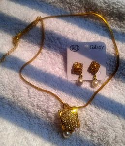 Pendant &amp; Earrings Set