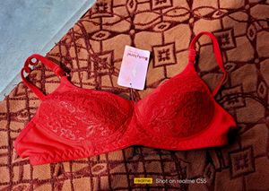 Sharp Heavy Padded Lace Detailing Red Bra