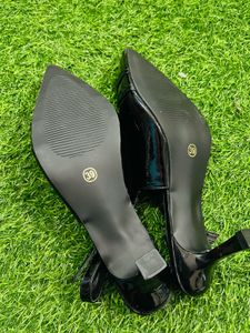 Chic Black Slingback Heels
