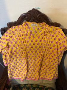 Green &amp; Yellow Printed Tunic Tops With Navy Jeans