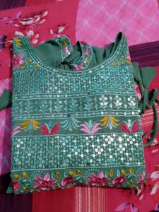 😘 Green Embroidered Naira Kurti
