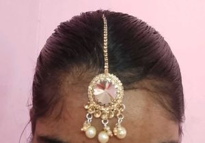 Necklace set with earrings and mangtikka