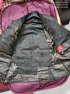 It&#39;s a pair of new green pant and coat.