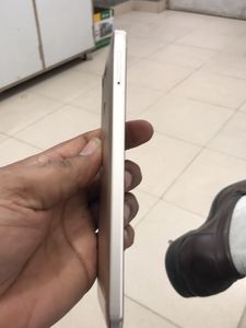 Letv Mobile 3gb RAM 32 GB Ron  Upar Thoda Glass Crack Hai Lekin Koi Dikkat Nahi Sab Kuchh Badhiya Chalta Hai
