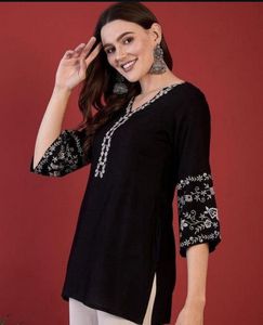Women thread detailing kurti