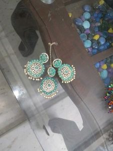 A beautiful earings and mangtika