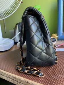 Black Quilted Handbag l
