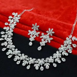 SLIVER PLATED AMERICAN DIAMONDJEWELLERY SET