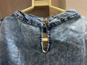 Sleeveless top with white lace detail on neckline