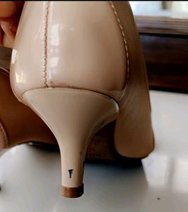 Venus Step Pointed Toe Kitten Heel Pump