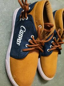 Canvas shoes