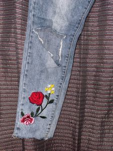 Floral Embroidered Ripped Jeans 🌹