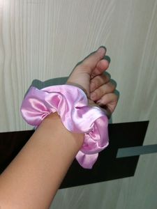Pack of 12 random colors Scrunchies❤️