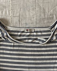 Cropped Stripped Top🤍