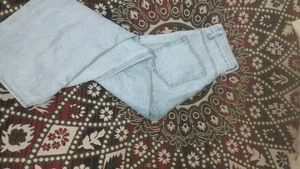 H&amp;M Light-Wash High-Waist Jeans – EUR 34 (US 2)