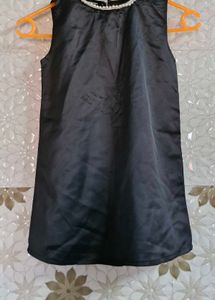 Sleeveless Dress With White Trim Around A Neckline