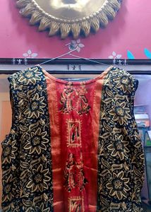 Sleeveless Kurta &amp; Dupatta Set with (Margin)