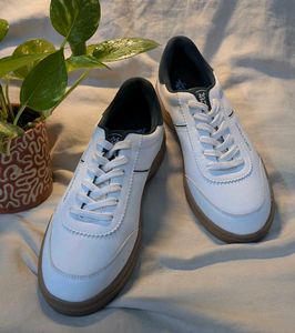 Women&#39;s White Sneakers size 6/ 39 🔥🥂