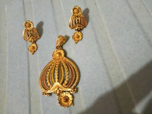 GoldTonePendantWithIntricate WovenTexture+Earrings