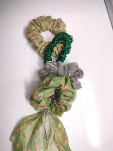 4 Scrunchies At 99/-🎉🎉