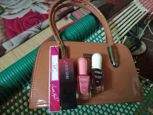 🥳🤩 Clutch With Two Lipstick And Nail Polish 💅