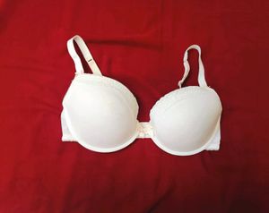 🇳🇿💫♥️ Imported White Lace Trim Heavy Paded Bra