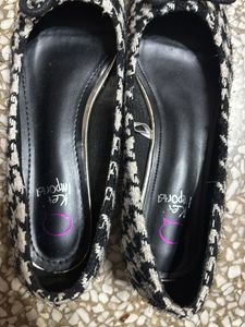 Chic Houndstooth Flats