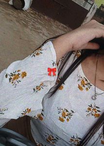 Floral white 🤍 crop top