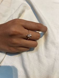 Elegant Women&#39;s Ring