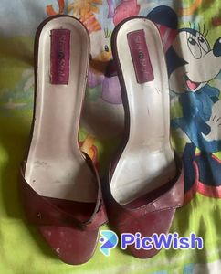 हर कदम में दिखाएं ग्लैमर – नई ट्रेंडी हील्स