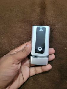 Motorola W370 Flip Phone