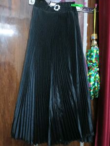 Women Satin Centrestage Pleated Skirt 🖤