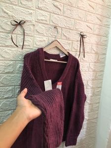 Burgundy Knit V-Neck Sweater👜🕶️