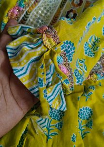 Girl&#39;s Yellow Printed Outfit
