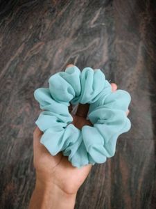 FLUFFY SCRUNCHIE +1 FREE SCRUNCHIEe😍
