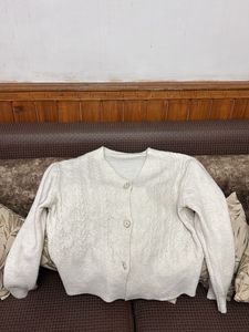 Pretty White Sweater🧥🤍💗