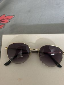 Sunglasses with golden detailing